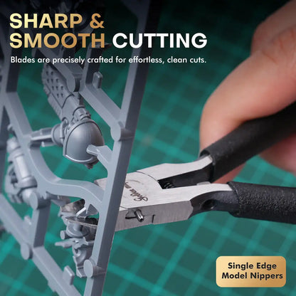 Miniature Modeling Basic Kit Golden Maple – obcinarka Single Edge Model Nippers w akcji: cięcie elementu z szarego sprue Warhammer na zielonej macie do cięcia; napis "Sharp & Smooth Cutting – Blades are precisely crafted for effortless, clean cuts"
