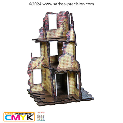 Destroyed City Corner N463C – widok izometryczny z tyłu na narożną ruinę 3-piętrowej kamienicy: wnętrze z tapetą w kwiaty, 3 poziomy podłóg i drewniane belki stropowe, kolorowy nadruk CMYK, 28mm Sarissa Precision
