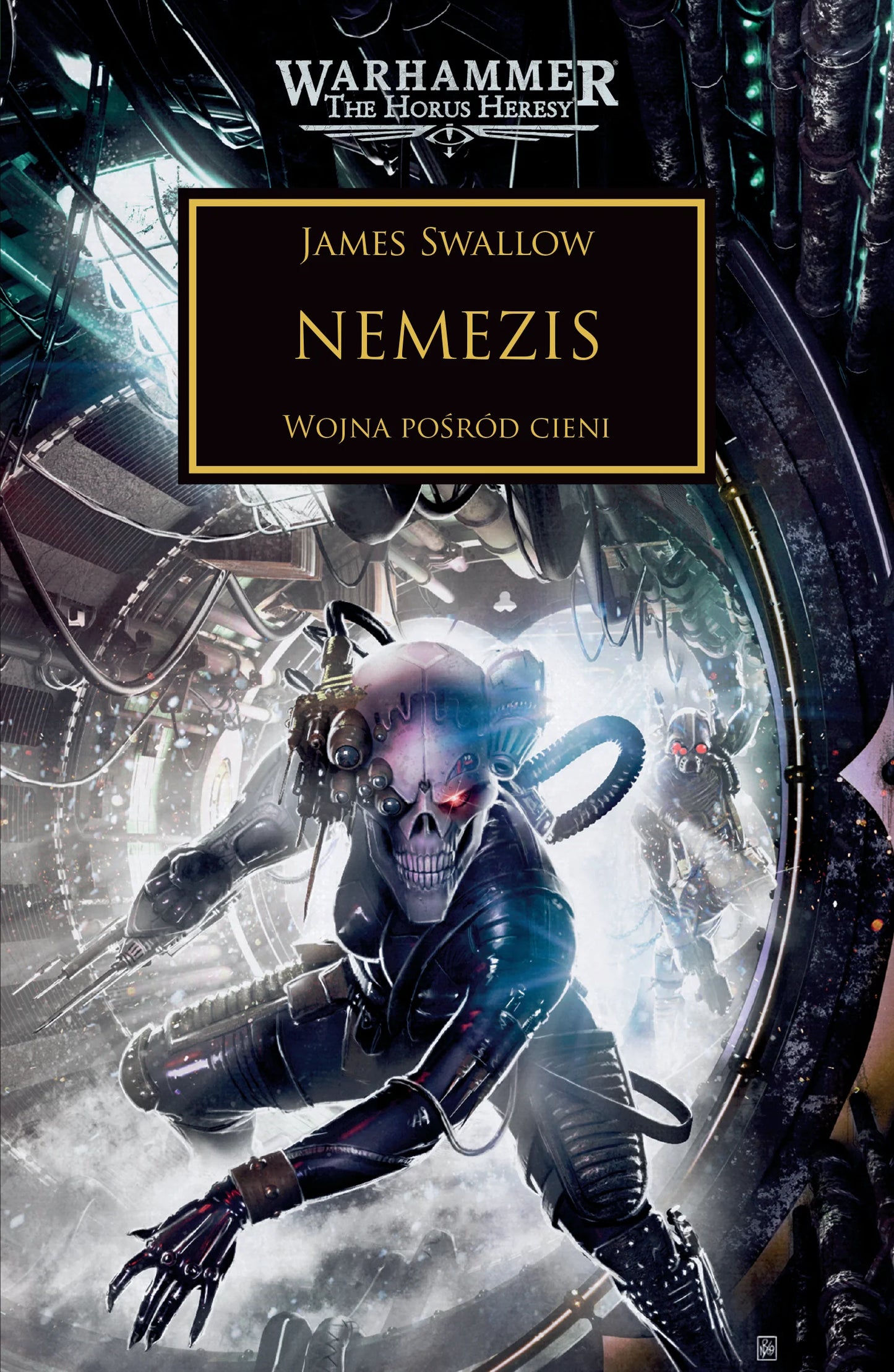 Warhammer The Horus Heresy Nemezis Tom XIII – okładka powieści: zbliżenie na skrytobójcę w czarnym kombinezonie z czaszką zamiast twarzy i szponiastymi rękawicami, mroczne wnętrze statku kosmicznego z rurami i maszynerią w tle, napis Nemezis Wojna Pośród Cieni, logo Warhammer The Horus Heresy, wydawnictwo Copernicus Corporation
