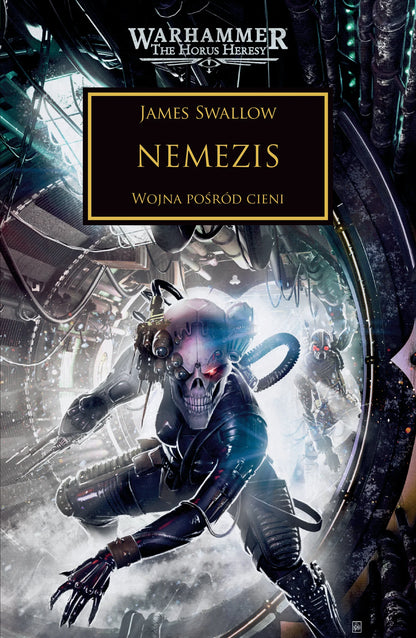 Warhammer The Horus Heresy Nemezis Tom XIII – okładka powieści: zbliżenie na skrytobójcę w czarnym kombinezonie z czaszką zamiast twarzy i szponiastymi rękawicami, mroczne wnętrze statku kosmicznego z rurami i maszynerią w tle, napis Nemezis Wojna Pośród Cieni, logo Warhammer The Horus Heresy, wydawnictwo Copernicus Corporation
