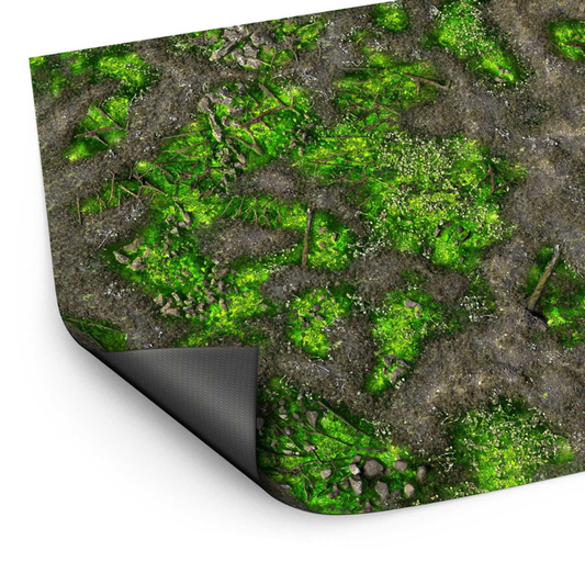 Wargame Mat Boneblight Marsh – mata neoprenowa 120x180cm zrolowana z widocznym spodem antypoślizgowym, zielone bagno z mchem i kamieniami, białe tło