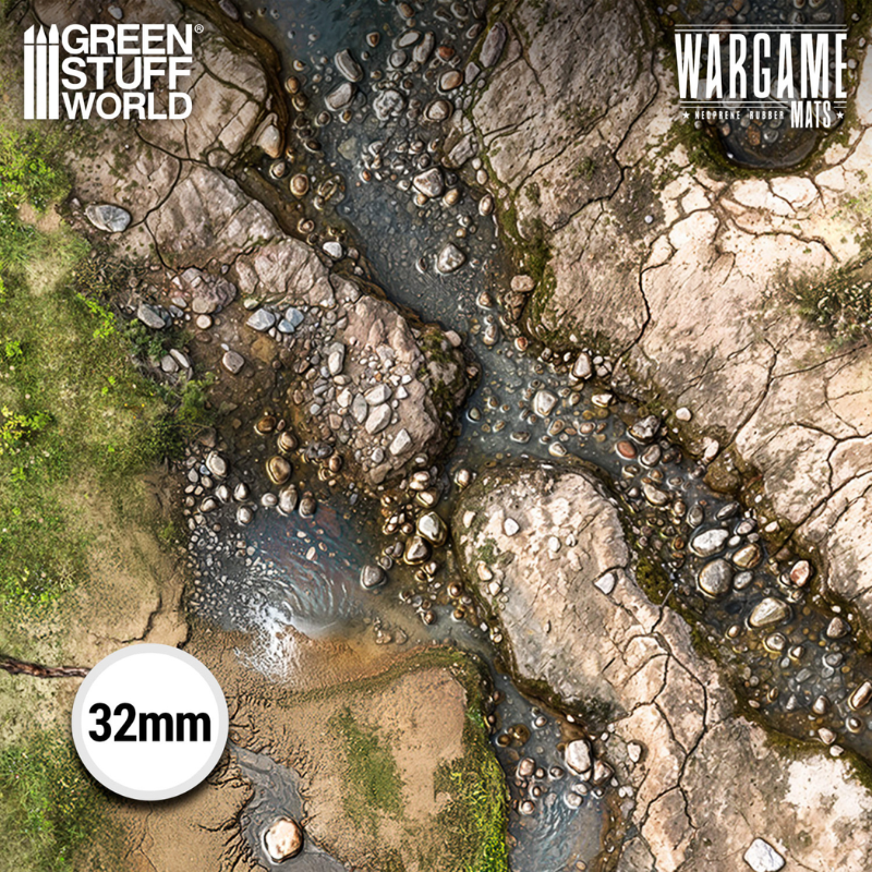 Green Stuff World Wargame Mat Duskriver Meadows XL 70x48" – zbliżenie na kamienistą rzekę z kamieniami i pękniętą ziemią, zielona trawa na brzegach, skala 32mm, logo GSW i Wargame Mats