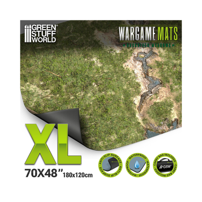 Wargame Mat Duskriver Meadows XL 70x48" 180x120cm – mata neoprenowa z zagiętym rogiem pokazującym spód antypoślizgowy, zielona łąka z rzeką, logo GSW i Wargame Mats, ikony cech