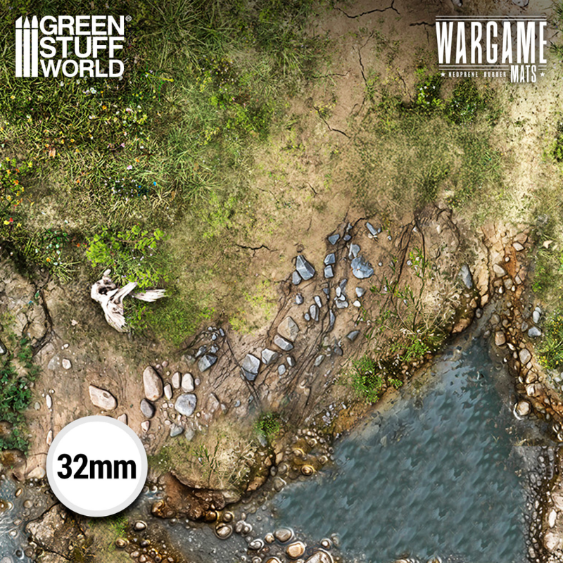 Wargame Mat Duskriver Meadows XL – zbliżenie na brzeg rzeki z kamieniami, trawą i szkieletem ptaka, skala 32mm, wysoka rozdzielczość druku, logo GSW i Wargame Mats