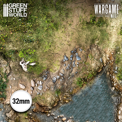 Wargame Mat Duskriver Meadows XL – zbliżenie na brzeg rzeki z kamieniami, trawą i szkieletem ptaka, skala 32mm, wysoka rozdzielczość druku, logo GSW i Wargame Mats