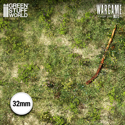 Wargame Mat Duskriver Meadows XL – zbliżenie na zieloną łąkę z trawą, kwiatami i gałęzią, skala 32mm, wysoka rozdzielczość druku, logo GSW i Wargame Mats