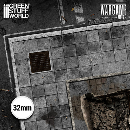 Green Stuff World Wargame Mat Ground Zero District XL 70x48" (180x120cm) – zbliżenie na szare płytki chodnikowe z kratką ściekową, skala 32mm, wysoka rozdzielczość druku, logo GSW