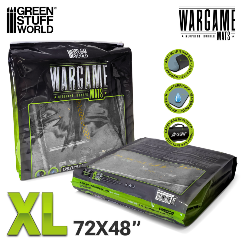 Wargame Mat Ground Zero District XL – mata zrolowana w czarnym opakowaniu z okienkiem, widok przodu i tyłu opakowania, rozmiar 72x48", ikony: antypoślizgowa, wodoodporna, torba w zestawie