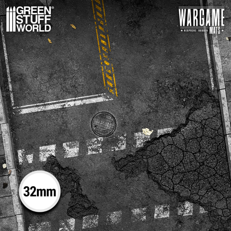 Wargame Mat Ground Zero District – zbliżenie na zniszczony asfalt z pęknięciami, kratką ściekową, żółtymi i białymi liniami drogowymi, skala 32mm, wysoka rozdzielczość druku