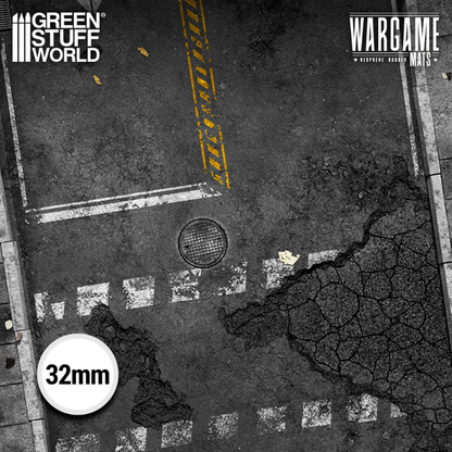 Wargame Mat Ground Zero District – zbliżenie na zniszczony asfalt z pęknięciami, kratką ściekową, żółtymi i białymi liniami drogowymi, skala 32mm, wysoka rozdzielczość druku