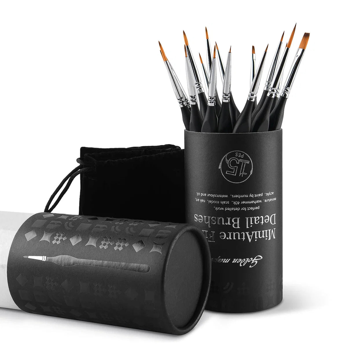 Nylon Round & Flat Detail Brush Set Golden Maple – 15 pędzli z czarnymi rączkami i pomarańczowym włosiem nylonowym ustawionych pionowo w otwartym czarnym cylindrycznym etui z napisem "MiniAture Fine Detail Brushes – 15 PES – Golden Maple"; obok czarne aksamitne etui na sznurek i pokrywka cylindra; białe tło
