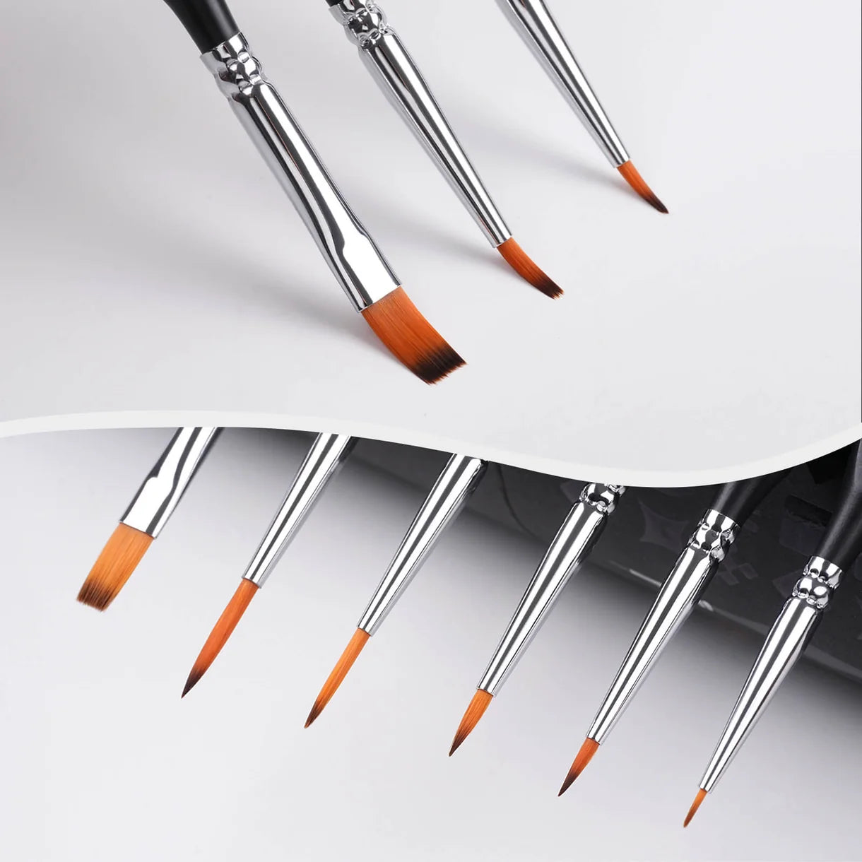 Nylon Round & Flat Detail Brush Set Golden Maple – zbliżenie na włosie nylonowe pędzli: górny panel – 3 pędzle flat z szerokim, ukośnie przyciętym włosiem i srebrną ferrulą; dolny panel – 6 pędzli round/liner z precyzyjnym czubkiem i srebrną ferrulą z ornamentem; szare tło
