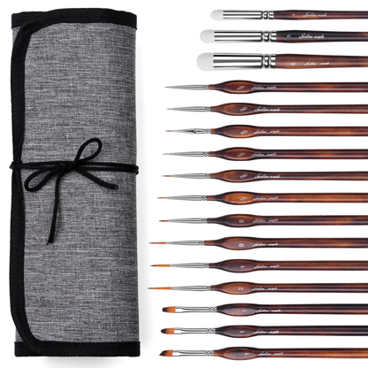 Nylon & Goat Hair Brush Set Golden Maple – 18 pędzli do malowania figurek: 15 pędzli nylonowych (Spot, Liner, Detail, Flat) rozmiary 20/0–2 z brązowymi uchwytami i srebrnym ferrule oraz 3 pędzle dry brush z białego włosia owczego rozmiary #4, #5, #6, obok szare płócienne etui zwijane z czarną wstążką, białe tło
