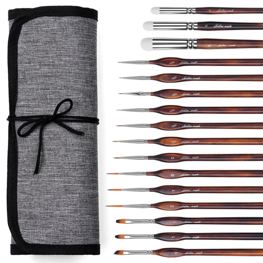 Nylon & Goat Hair Brush Set Golden Maple – 18 pędzli do malowania figurek: 15 pędzli nylonowych (Spot, Liner, Detail, Flat) rozmiary 20/0–2 z brązowymi uchwytami i srebrnym ferrule oraz 3 pędzle dry brush z białego włosia owczego rozmiary #4, #5, #6, obok szare płócienne etui zwijane z czarną wstążką, białe tło
