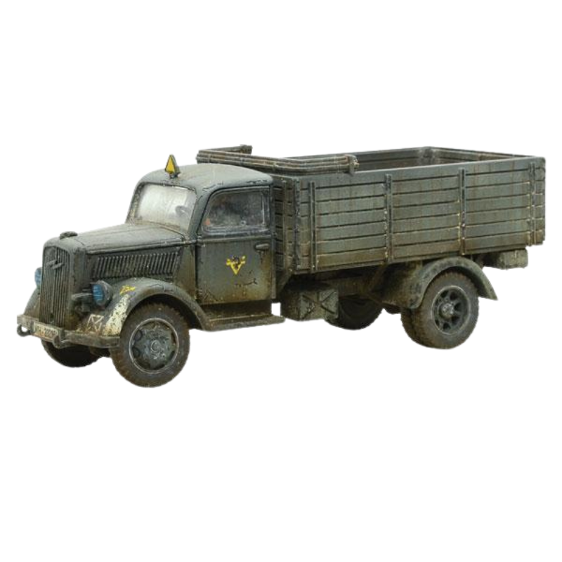 Opel Blitz - Bolt Action 1/56 28mm - ciężarówka Wehrmacht z plandeką feldgrau z żółtym znakiem dywizji i efektami weathering kurz błoto - widok z boku z trzema czwartymi - Warlord Games