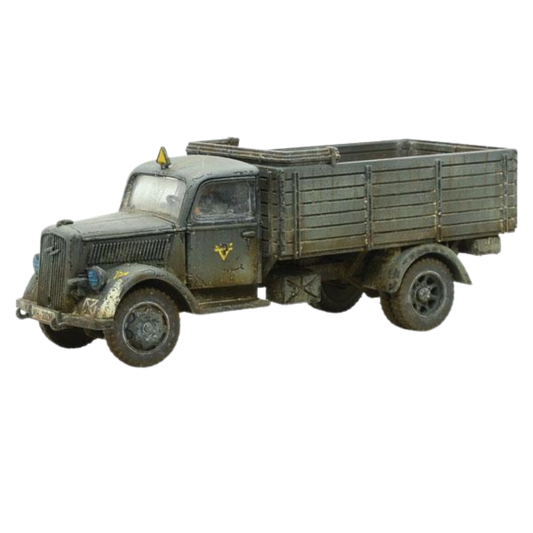 Opel Blitz - Bolt Action 1/56 28mm - ciężarówka Wehrmacht z plandeką feldgrau z żółtym znakiem dywizji i efektami weathering kurz błoto - widok z boku z trzema czwartymi - Warlord Games