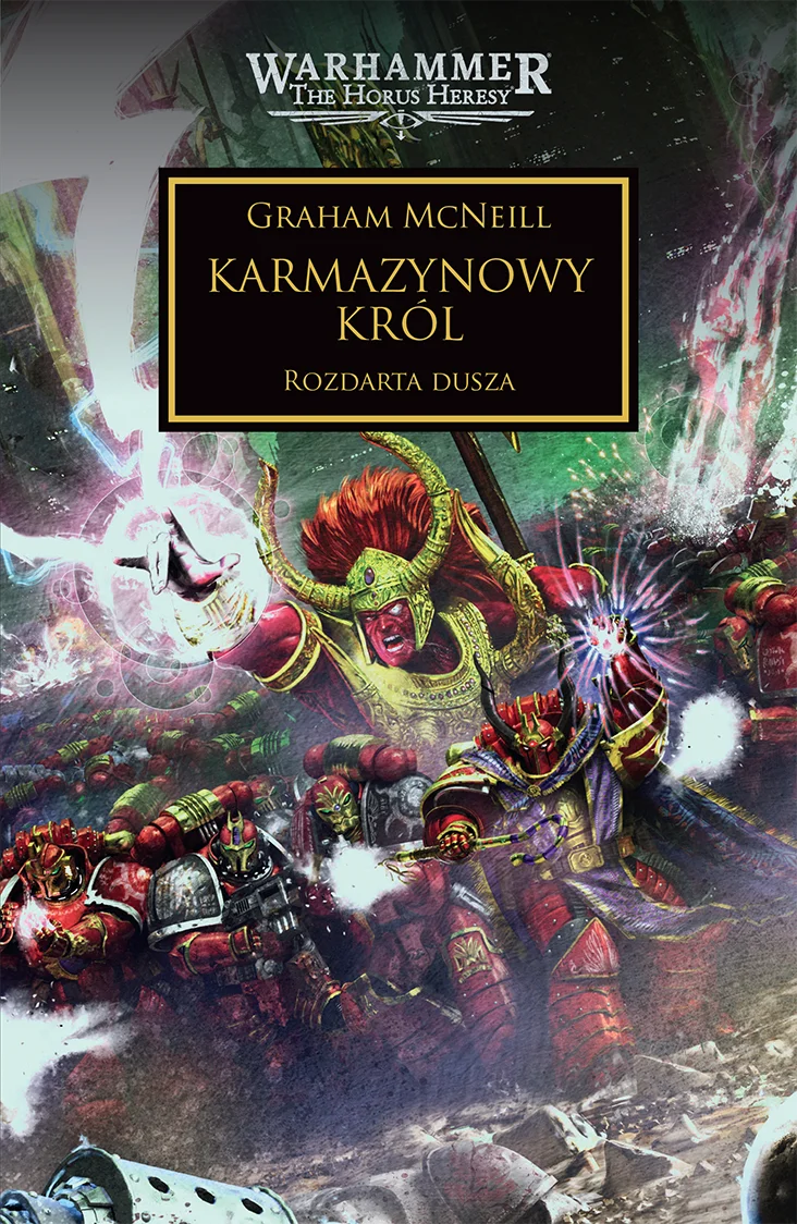 Warhammer The Horus Heresy Karmazynowy Król Tom XLIV Rozdarta Dusza – okładka powieści: zbliżenie na Magnusa Czerwonego w złoto-karmazynowej zbroi z rudymi włosami i rogami unoszącego się w powietrzu ze świecącą białą kulą energii w dłoni, Kosmiczni Marines w czerwonych zbrojach i zielone błyskawice w tle, napis Karmazynowy Król Rozdarta Dusza, autor Graham McNeill, logo Warhammer The Horus Heresy, wydawnictwo Copernicus Corporation
