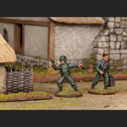 Panzer Lehr Division Bolt Action Wargames Atlantic – oficer z pistoletem i żołnierz z kanistrą 28mm
