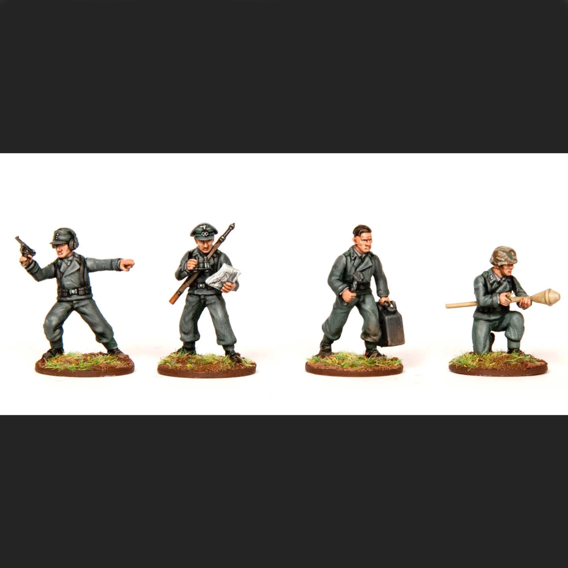 Panzer Lehr Division Bolt Action Wargames Atlantic – 4 figurki oficer z pistoletem, z mapą, z kanistrem i granatem 28mm
