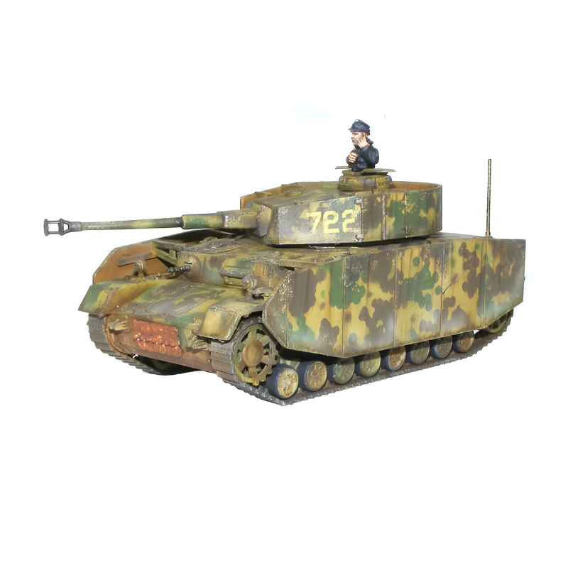 Panzer IV Ausf H - Bolt Action 1/56 28mm - czołg z długołufową armatą 75mm i osłonami schürzen w kamuflażu ambush numer 722 z dowódcą i anteną - widok z boku - Warlord Games