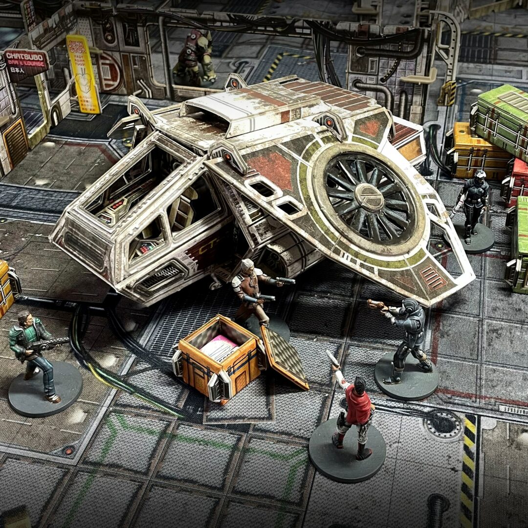 Core Space Patrol Class Shuttle – pomalowany prom Patrol Class Shuttle na arenie Core Space z otwartą Cargo Crate, Traderami i Galactic Guards w cyberpunkowym otoczeniu stacji
