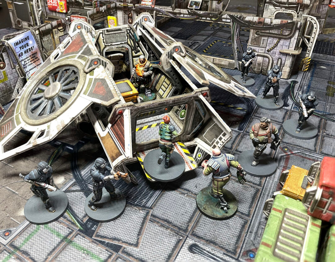 Core Space Patrol Class Shuttle – Traderzy i NPC walczący przy otwartym promie Patrol Class Shuttle na arenie Core Space z reklamami i elementami stacji w tle
