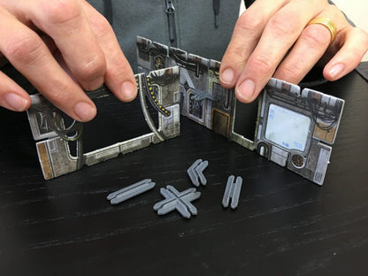 Plastic Terrain Clips Grey BSTXX019 Battle Systems - ręce składające ściany sci-fi z szarymi klamrami widok z przodu ciemne tło
