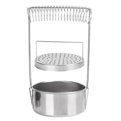 2-in-1 Portable Brush Washer & Drying Stand Golden Maple – stalowy pojemnik do mycia pędzli: widok z góry na okrągłą misę ze stali nierdzewnej z wyjmowaną siatką filtrującą wsuniętą do środka i sprężynowym uchwytem na pędzle; białe tło
