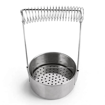 2-in-1 Portable Brush Washer & Drying Stand Golden Maple – stalowy pojemnik do mycia pędzli: widok z góry na okrągłą misę ze stali nierdzewnej z wyjmowaną siatką filtrującą wsuniętą do środka i sprężynowym uchwytem na pędzle; białe tło
