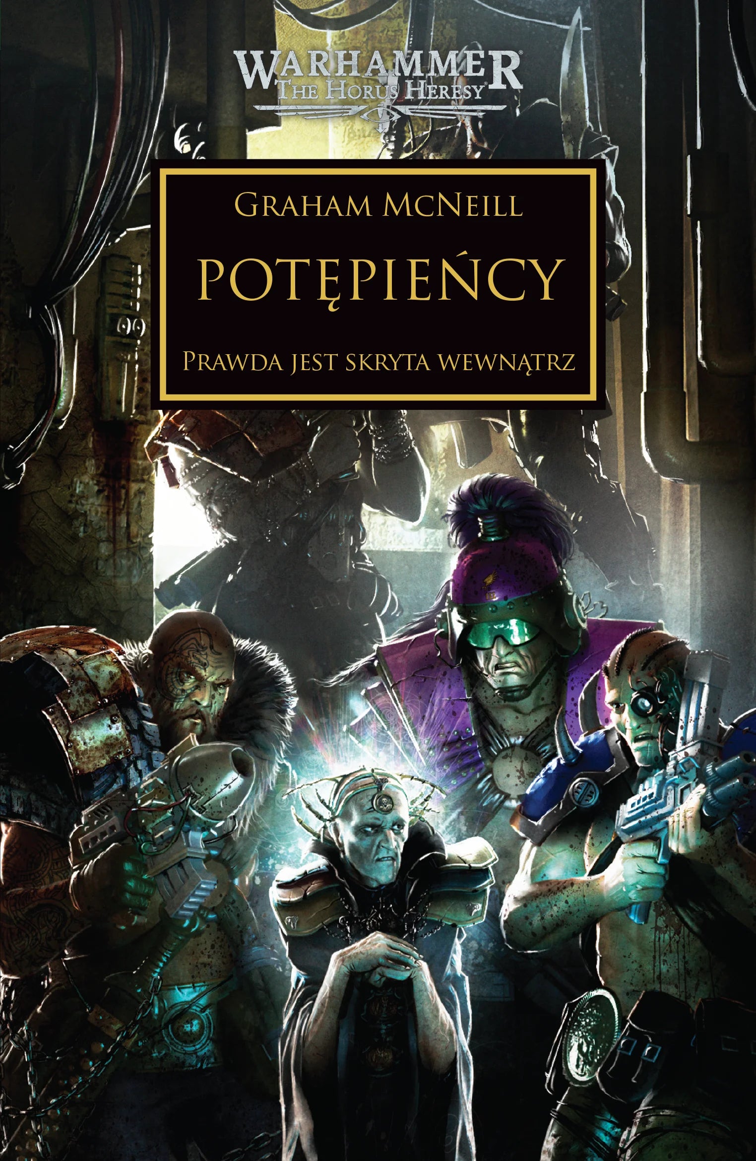 Warhammer The Horus Heresy Potępieńcy Tom XVII – okładka powieści: zbliżenie na grupę renegatów – łysy wojownik w zbroi, mężczyzna w fioletowym płaszczu z zielonymi okularami, blady astropata i cybernetyczny strzelec – mroczne wnętrze statku kosmicznego w tle, napis Potępieńcy Prawda jest Skryta Wewnątrz, autor Graham McNeill, logo Warhammer The Horus Heresy, wydawnictwo Copernicus Corporation

