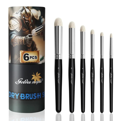 Premium Drybrush Set Golden Maple – 6 pędzli do dry brushingu z naturalnego włosia owczego w rozmiarach #1–#6, czarne drewniane uchwyty ze srebrnym ferrule, obok czarny cylindryczny pojemnik z grafiką rycerza i logo Golden Maple, białe tło
