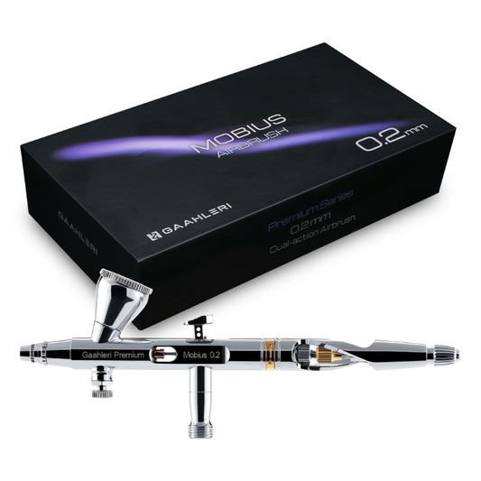 Gaahleri Premium Mobius 0.2mm – aerograf w otwartym czarnym pudełku premium z gąbkową wkładką, widok z góry na białym tle