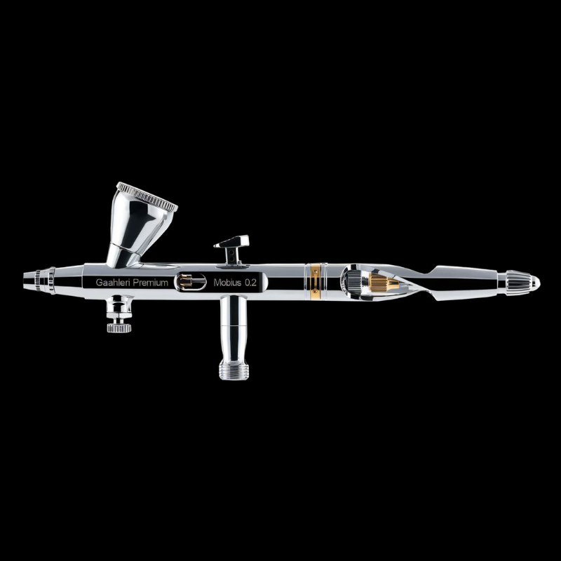 Gaahleri Premium Mobius 0.2mm – aerograf widok z boku na białym tle, kubek gravity 3ml z boku, spust dual-action, chromowane ciało, regulacja igły z tyłu