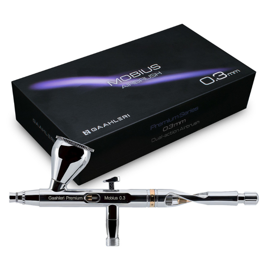 Gaahleri Premium Mobius 0.3mm – aerograf w otwartym czarnym pudełku premium z gąbkową wkładką i dodatkową dyszą, widok z góry na białym tle