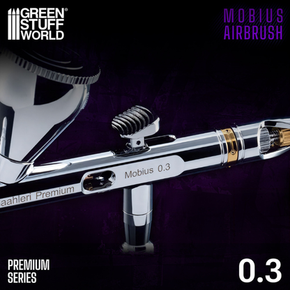 Green Stuff World Gaahleri Premium Mobius Airbrush 0.3mm – ręka trzymająca chromowany aerograf, logo Mobius Airbrush Premium Series, dysza 0.3mm, fioletowe tło