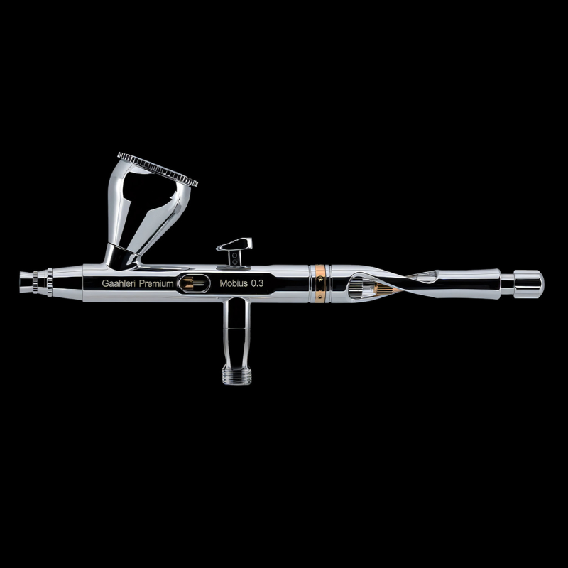 Gaahleri Premium Mobius 0.3mm – aerograf leżący przed czarnym pudełkiem premium, napis Mobius Airbrush 0.3mm Dual-action, widok z przodu na białym tle