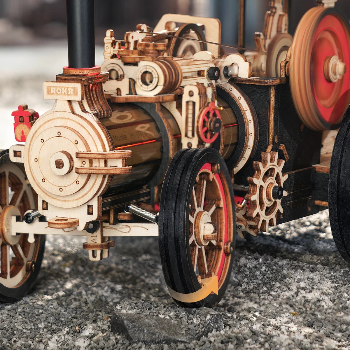 Parowy Traktor ROKR LKA01 – rysunek techniczny modelu z 1914 roku na papierze w stylu vintage z miniaturową ławką i latarnią w tle