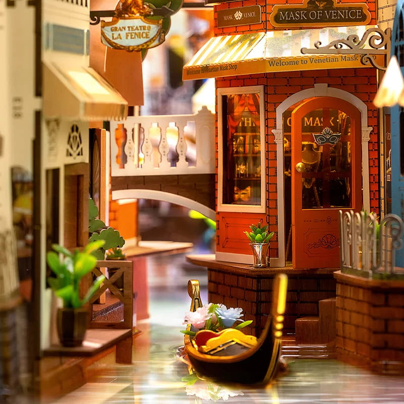 Romantyczna Wenecja Romantic Venice Rolife TGB08 – gotowy book nook na półce z książkami, widok z boku w naturalnym świetle