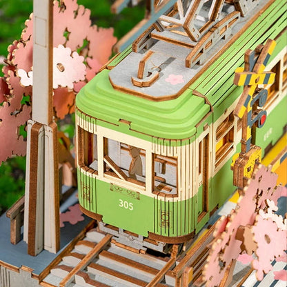 Tramwaj Sakura Journey Rolife TGS02 – zbliżenie na pantograf i przewody trakcyjne nad tramwajem