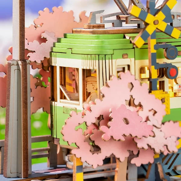 Tramwaj Sakura Journey Rolife TGS02 – zbliżenie na różowe kwiaty sakury na tle błękitnego nieba