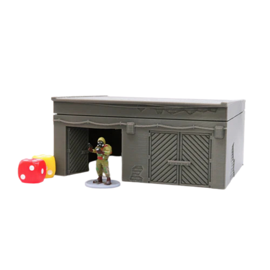 Garage z figurką żołnierza w masce gazowej i kośćmi do gry, otwarte drzwi, teren 28mm Patrick Miniatures
