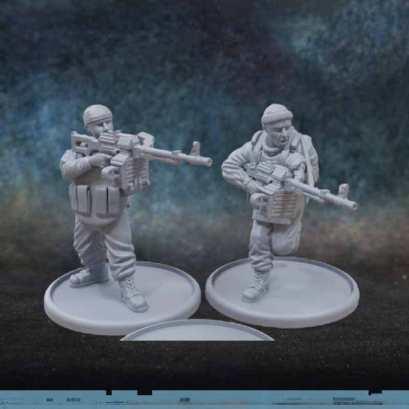 Machine Gunners – 2 figurki strzelców z karabinami maszynowymi LMG w skali 28mm, żywica, druk 3D, Patrick Miniatures
