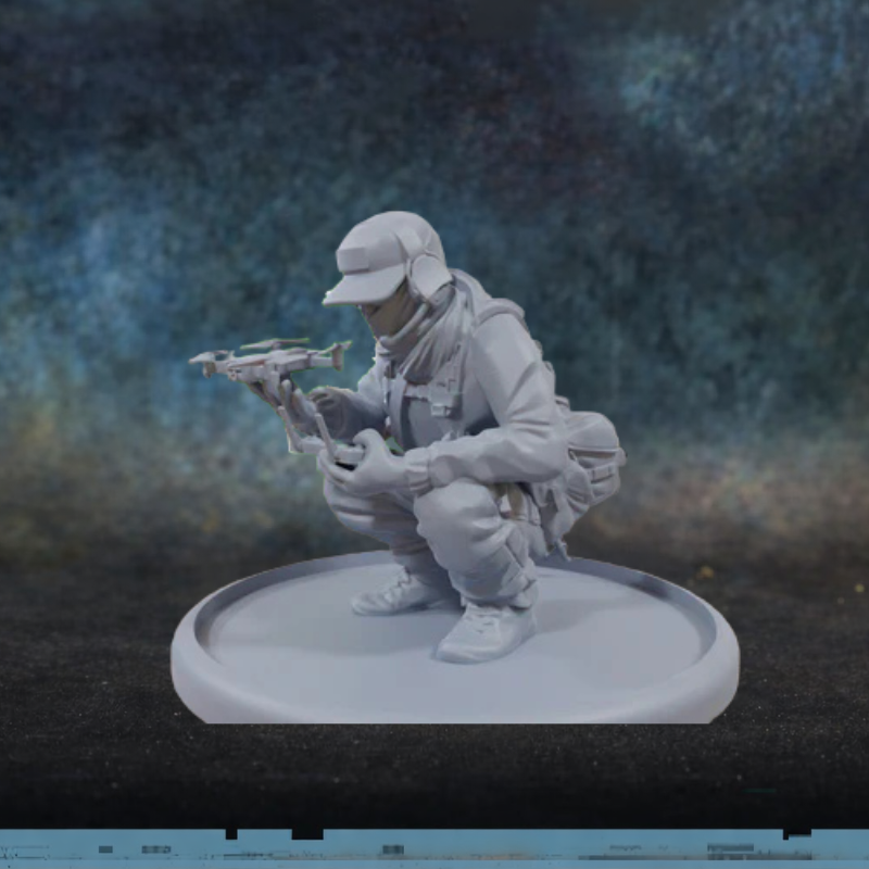 PMC Drone Operator Miska Miniatures Patrick Miniatures – figurka operatora drona PMC w kucku z pistoletem i kontrolerem drona, czapka z daszkiem i chusta, druk 3D żywica 28mm widok z boku
