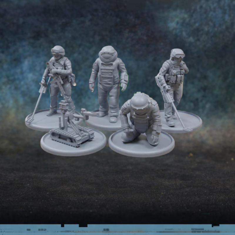 US Explosive Ordnance Disposal EOD Patrick Miniatures TurnBase Miniatures – 4 figurki saperów EOD w kombinezonach bombowych z wykrywaczami min i robotem EOD, druk 3D żywica 28mm widok z przodu
