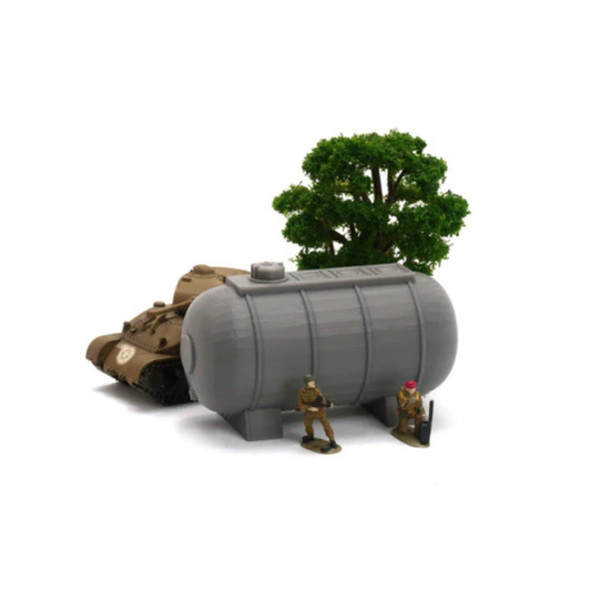 Airfield Fuel Tank z czołgiem i figurkami żołnierzy obok, zbiornik paliwa 28mm Patrick Miniatures
