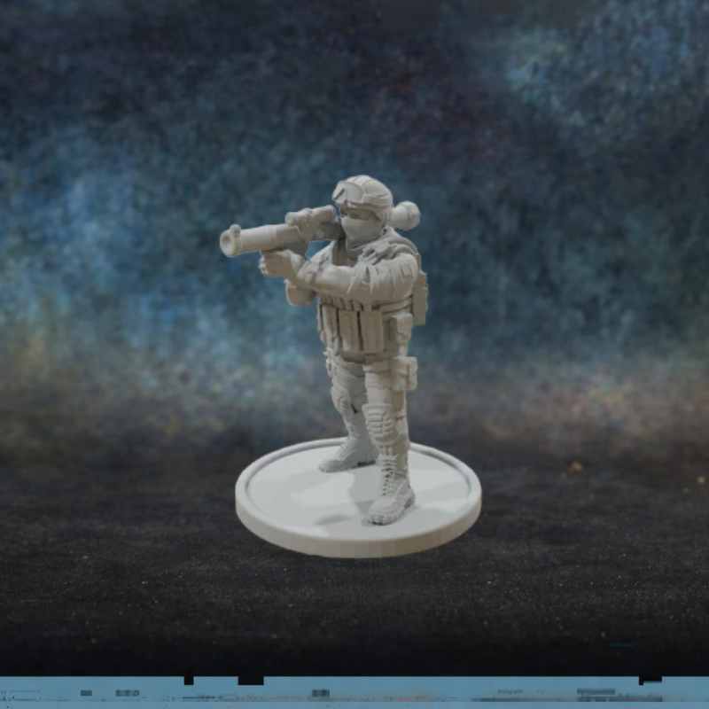 RPG Soldier Albino Raven Mini Patrick Miniatures – figurka żołnierza stojącego z wyrzutnikiem RPG na ramieniu w pełnym rynsztunku taktycznym, druk 3D żywica 28mm widok z boku
