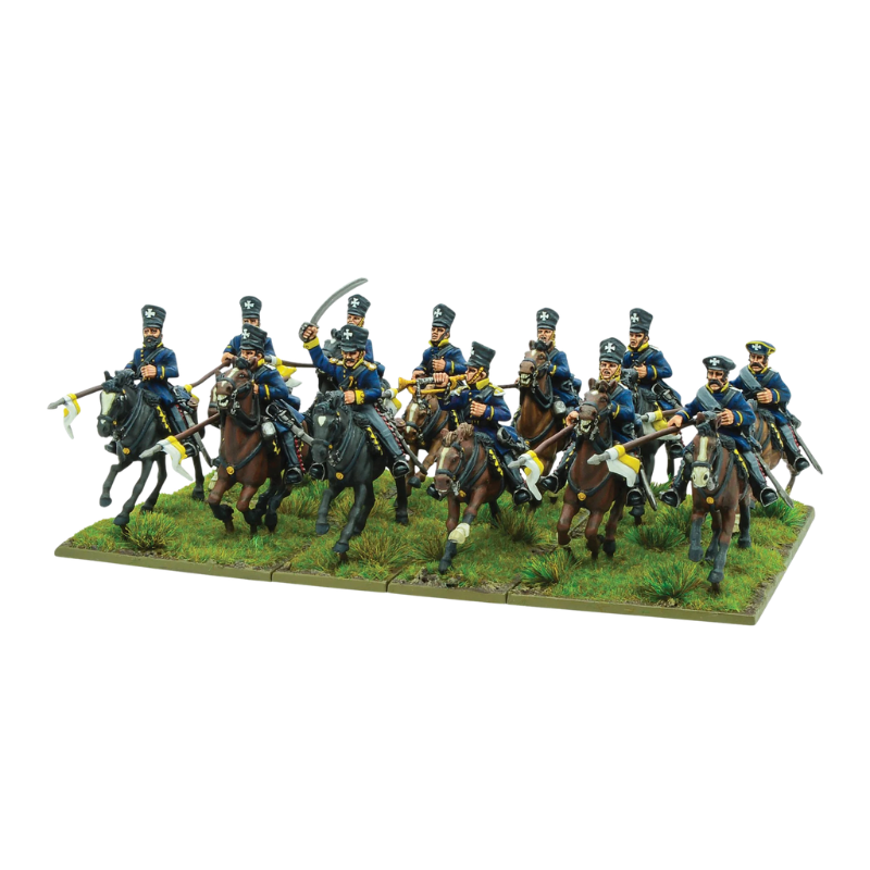 Prussian Landwehr Cavalry 302411801 – widok szarżującego szwadronu 12 pomalowanych figurek pruskiej kawalerii milicji w niebieskich płaszczach z lancami, 28mm żywica Warlord
