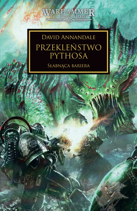 Warhammer The Horus Heresy Przekleństwo Pythosa Tom XXX Świat Śmierci – okładka powieści: zbliżenie na Kosmicznego Marine w zielonej zbroi Salamandrów z miotaczem ognia walczącego z gigantycznym potworem w dżungli, zielone opary i ruiny w tle, napis Przekleństwo Pythosa Świat Śmierci, autor David Annandale, logo Warhammer The Horus Heresy, wydawnictwo Copernicus Corporation
