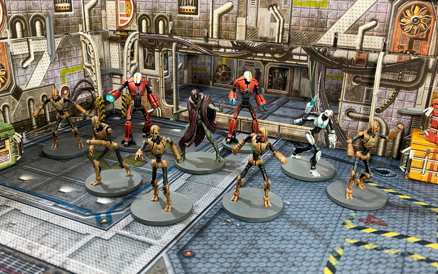 Core Space Purge Reinforcements – pomalowane figurki: 2 Devastatory, Live One, Assassin i 5 Harvesterów na arenie Core Space z biomasą i ścianami stacji
