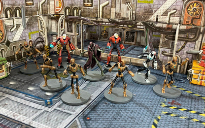 Core Space Purge Reinforcements – pomalowane figurki: 2 Devastatory, Live One, Assassin i 5 Harvesterów na arenie Core Space z biomasą i ścianami stacji
